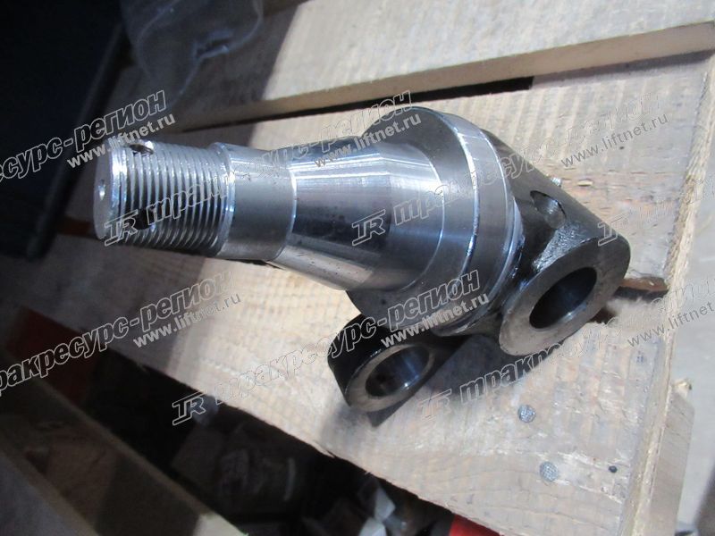 Кулак поворотный правый 22B54-32501