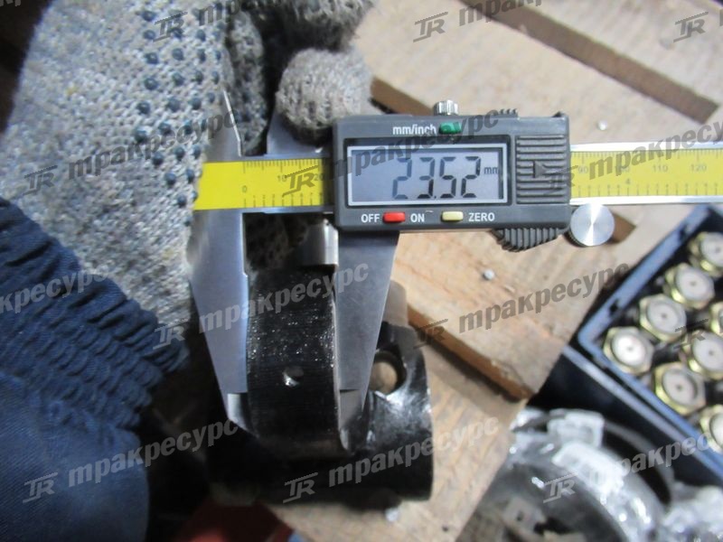 Кулак поворотный правый 22B54-32501