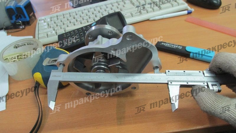 Насос водяной KUBOTA V3300 BN-1C010-73030/8218495