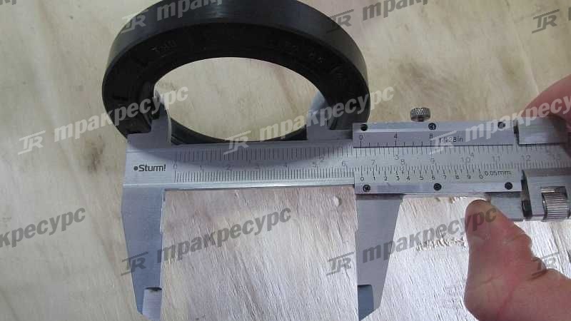 Сальник ступицы 256G3-02041