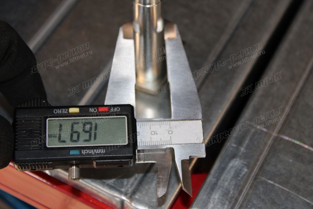 Ось 3EB-24-32370