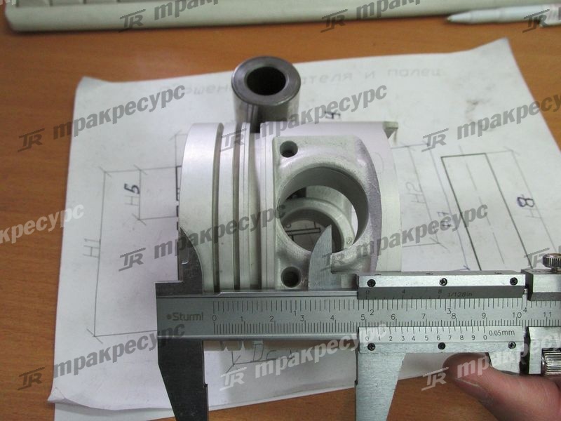 Поршень с пальцем в сборе 13101-78702-71