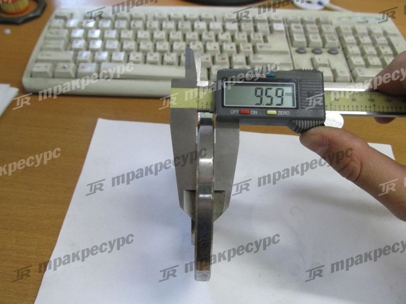 Фланец пальца верхнего сочленения рамы нижний XG916I