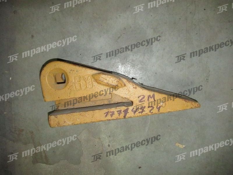 Зуб ковша боковой левый XG951II, XG953II