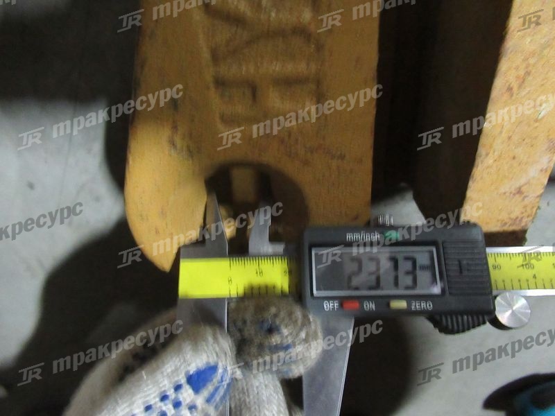 Зуб ковша боковой левый XG951II, XG953II