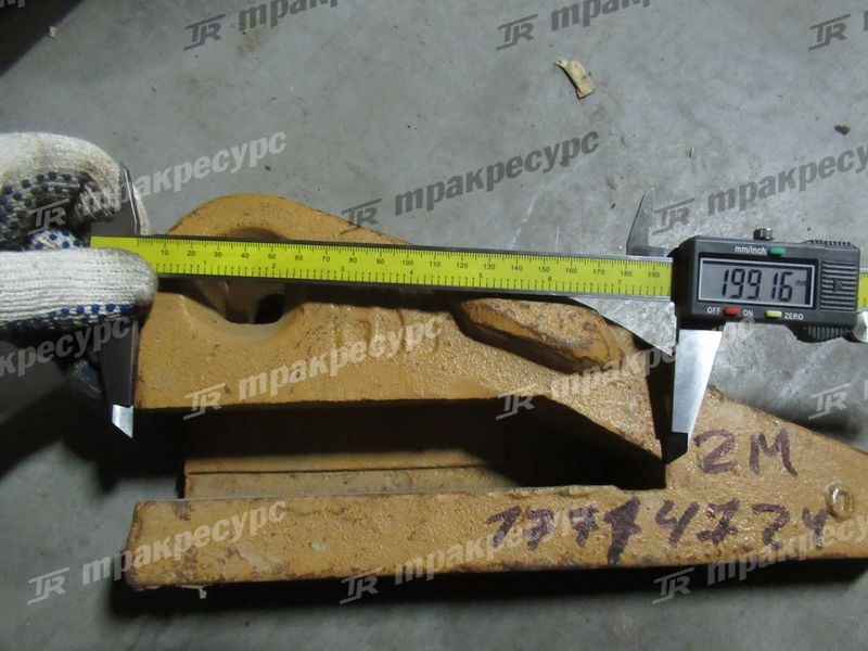 Зуб ковша боковой левый XG951II, XG953II