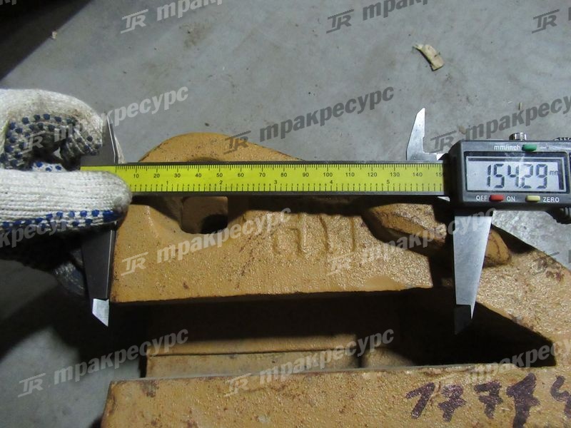 Зуб ковша боковой левый XG951II, XG953II