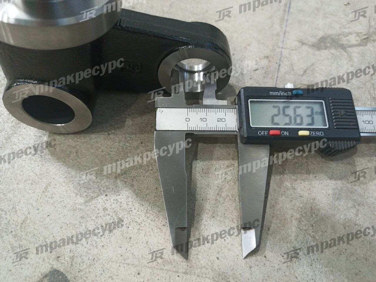 Кулак поворотный правый 20A74-32502