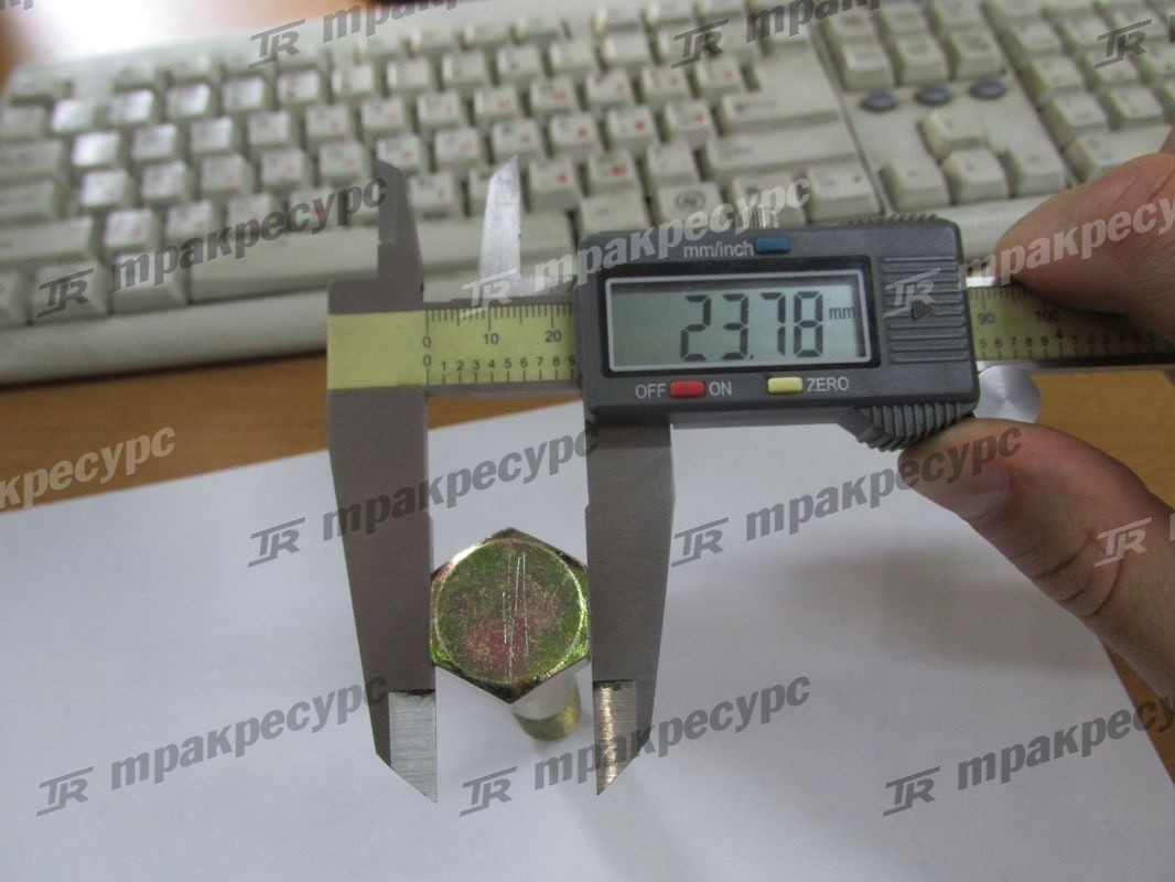 Болт 01100-16090