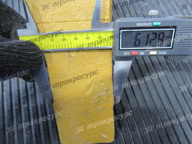 Зуб ковша боковой правый LG930-936