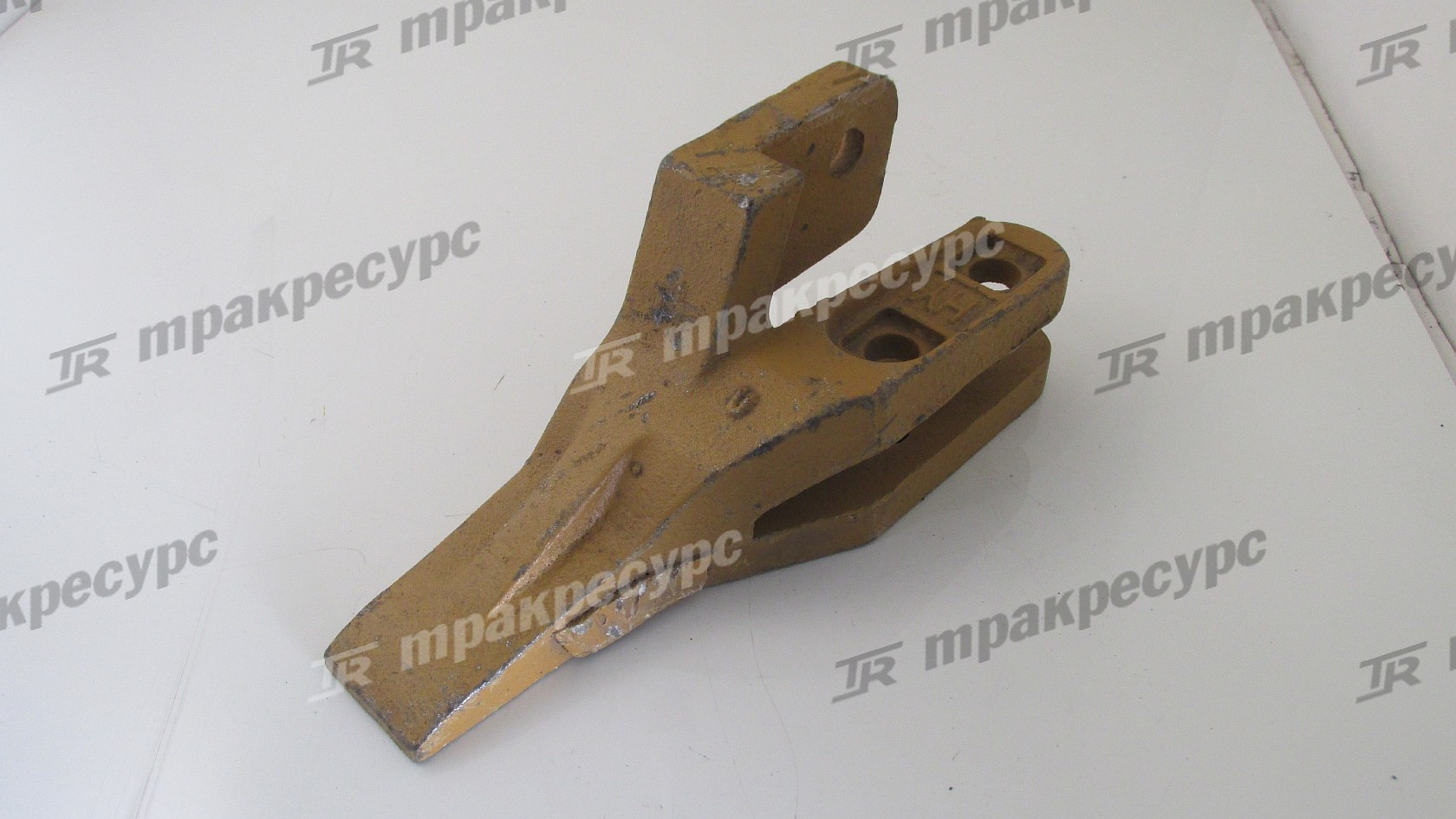 Зуб ковша боковой правый LG952-958
