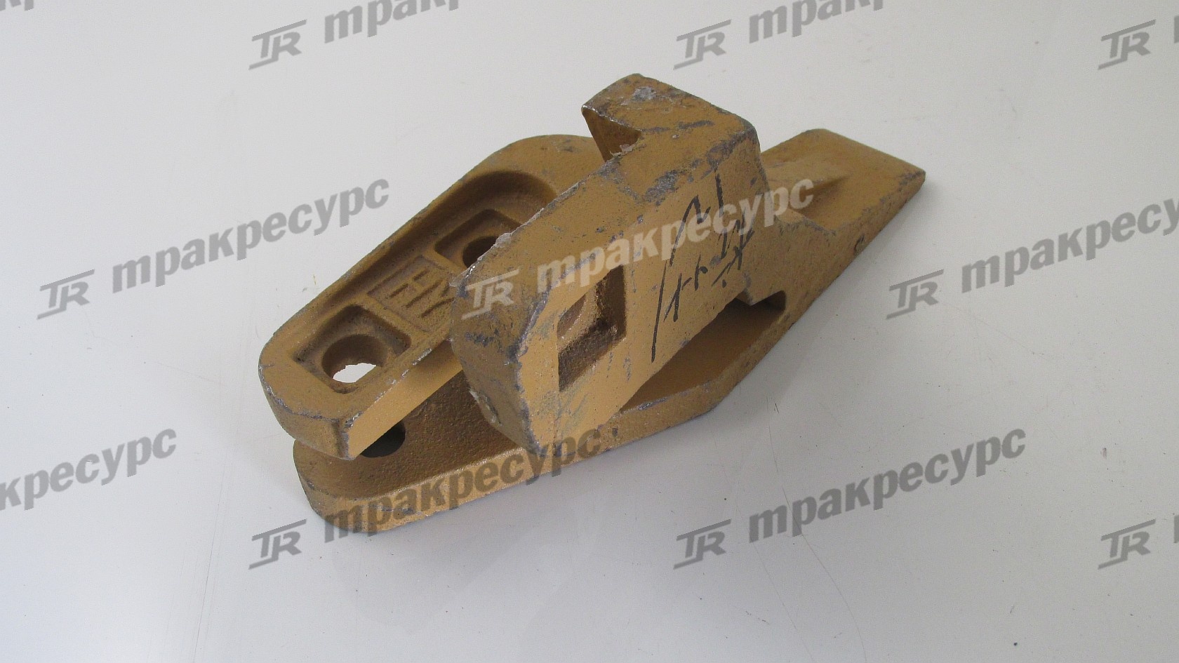 Зуб ковша боковой правый LG952-958