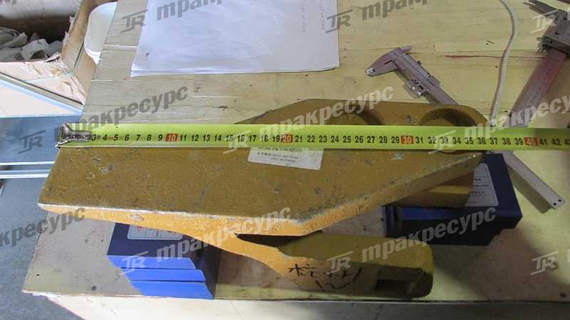 Зуб ковша боковой правый LG952-958