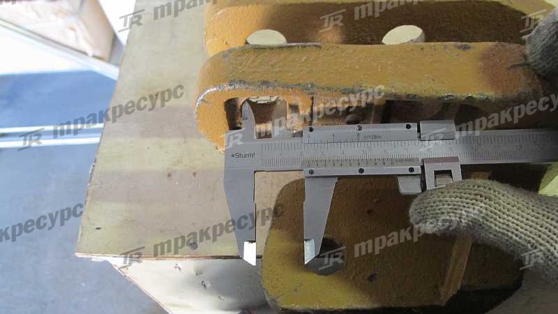 Зуб ковша боковой правый LG952-958