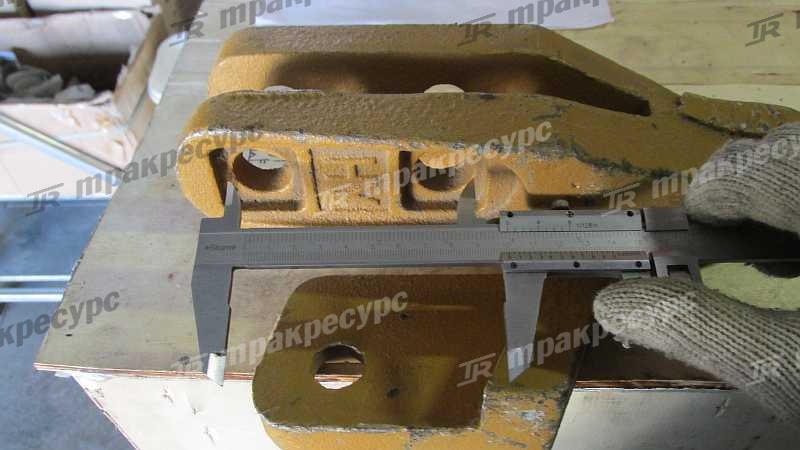 Зуб ковша боковой правый LG952-958