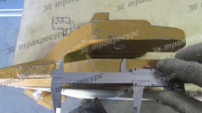 Зуб ковша боковой правый LG952-958