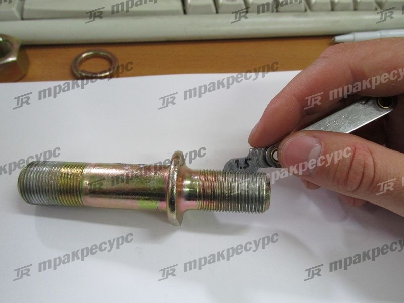 Шпилька колеса в сборе LW500