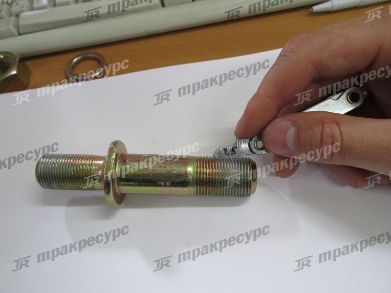Шпилька колеса в сборе LW500