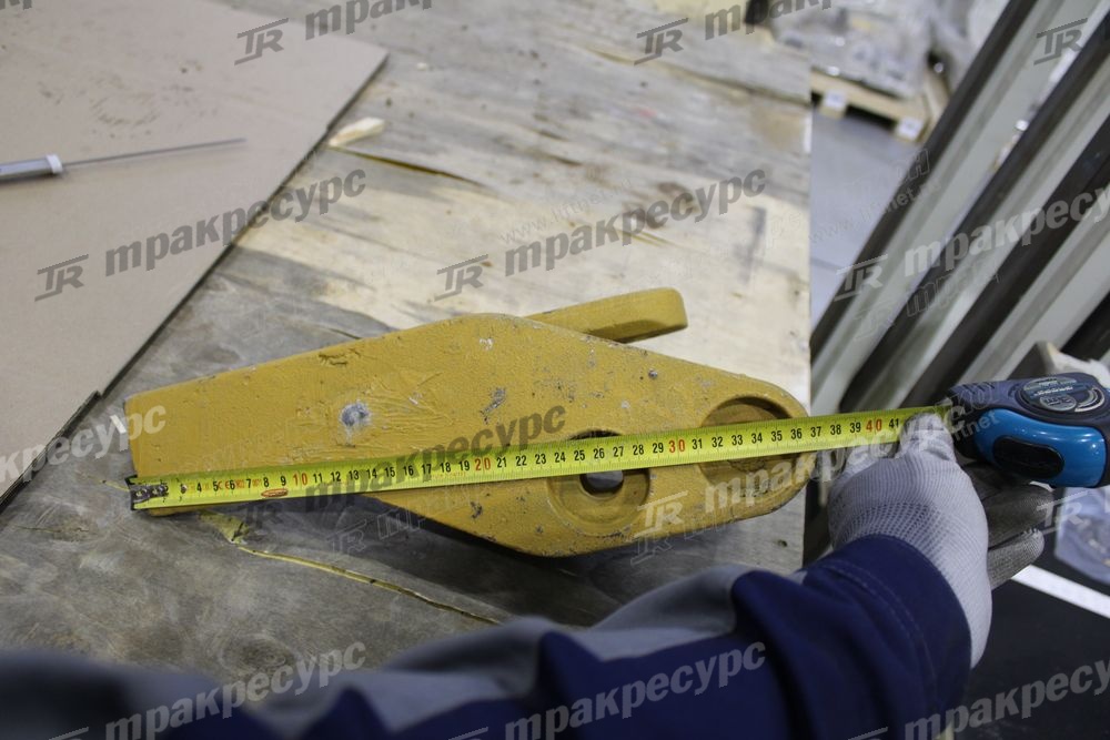 Зуб ковша боковой левый 252101811
