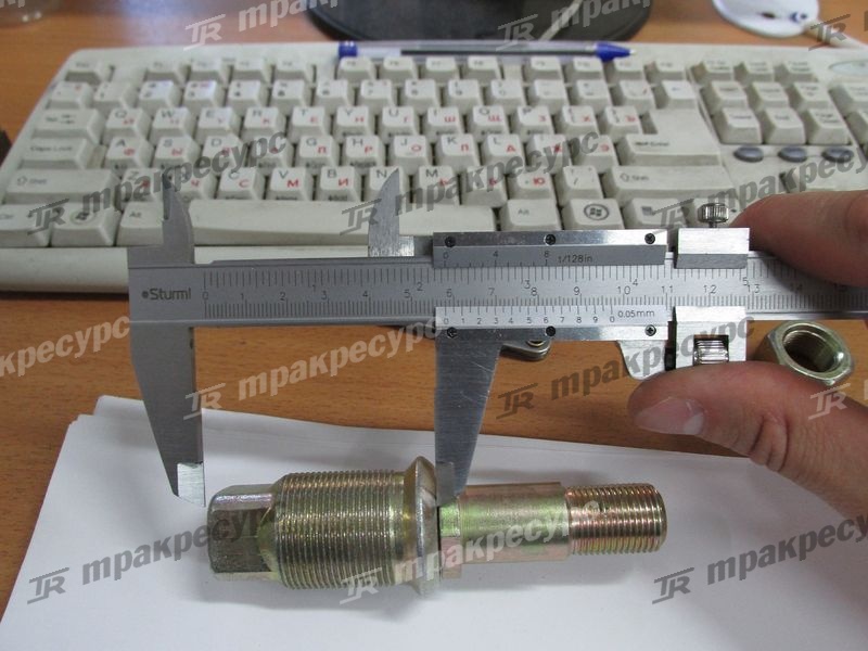 Шпилька ступицы ведущего моста CPCD50/60/70  Вид 2