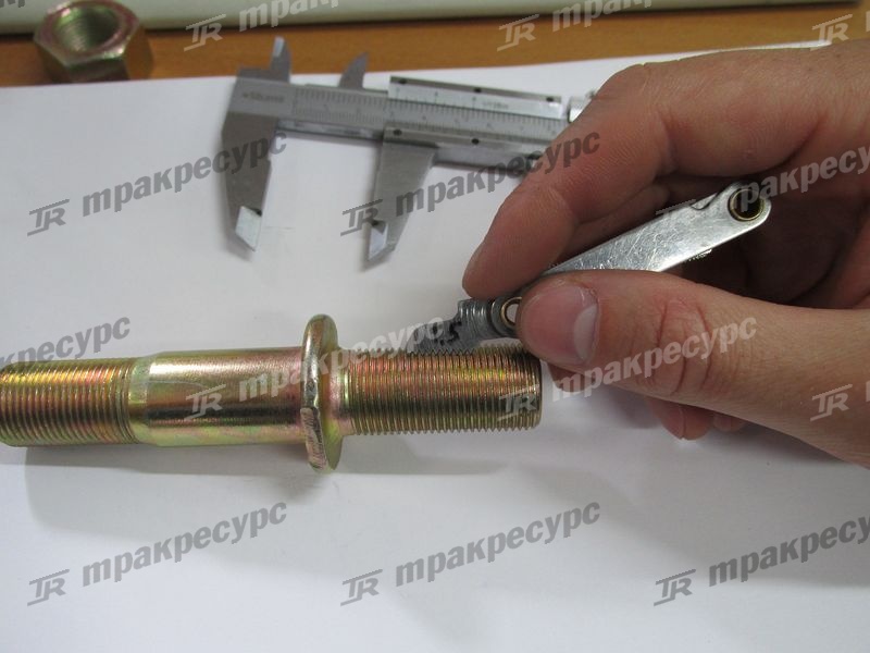 Шпилька колеса с гайкой CDM833-CDM855