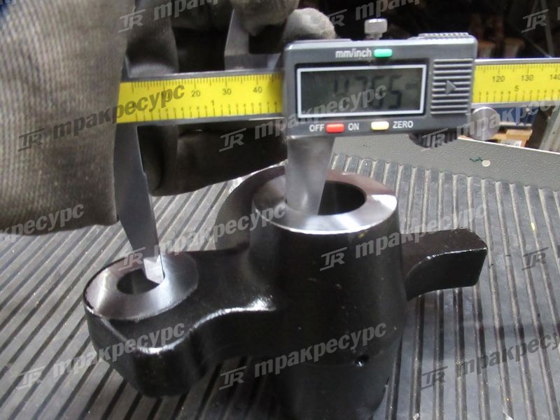 Кулак поворотный правый 3EA-24-52212