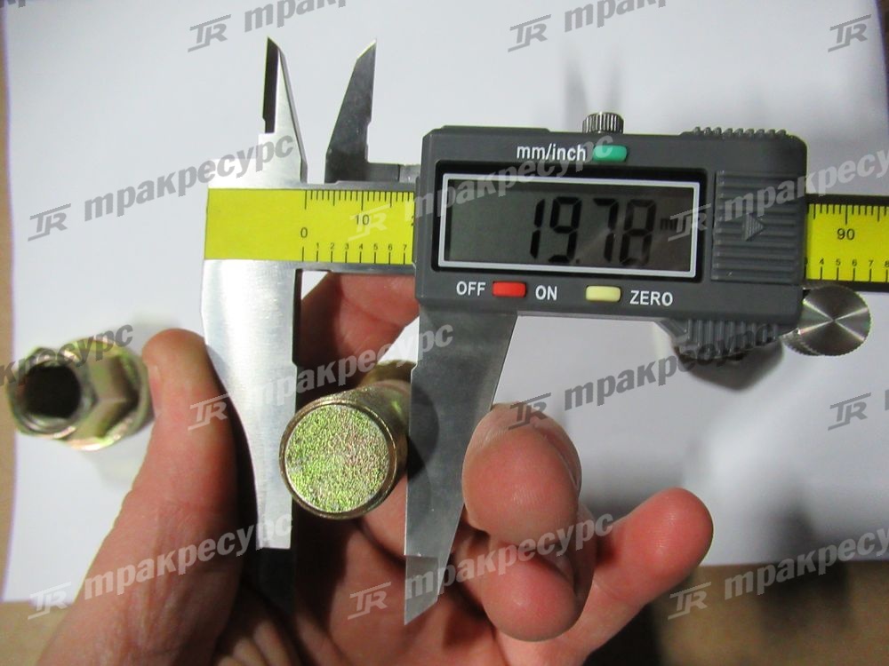 Шпилька колеса ведущего  колеса R450-110007-000 + N163-110015-000