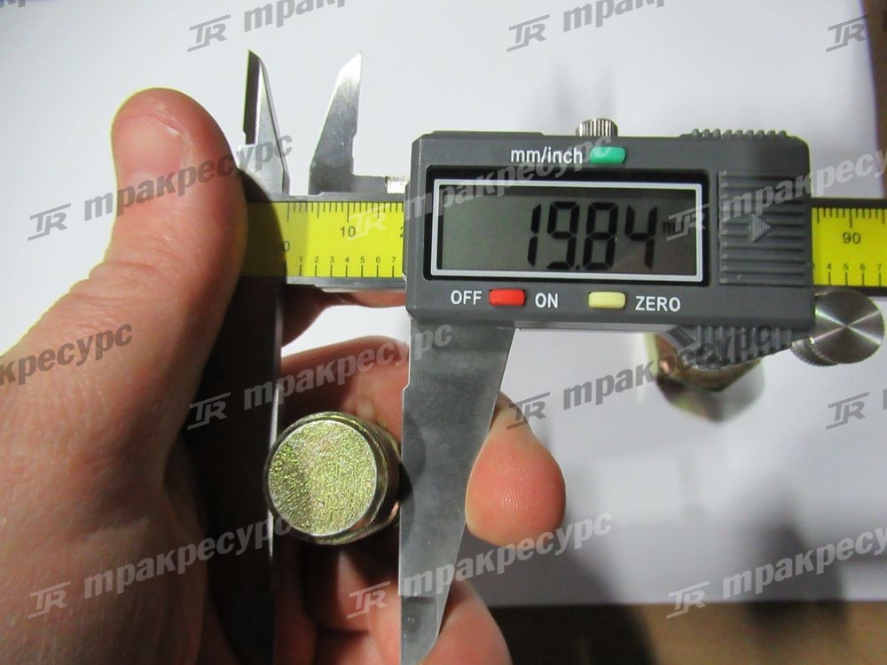 Шпилька колеса ведущего  колеса R450-110007-000 + N163-110015-000