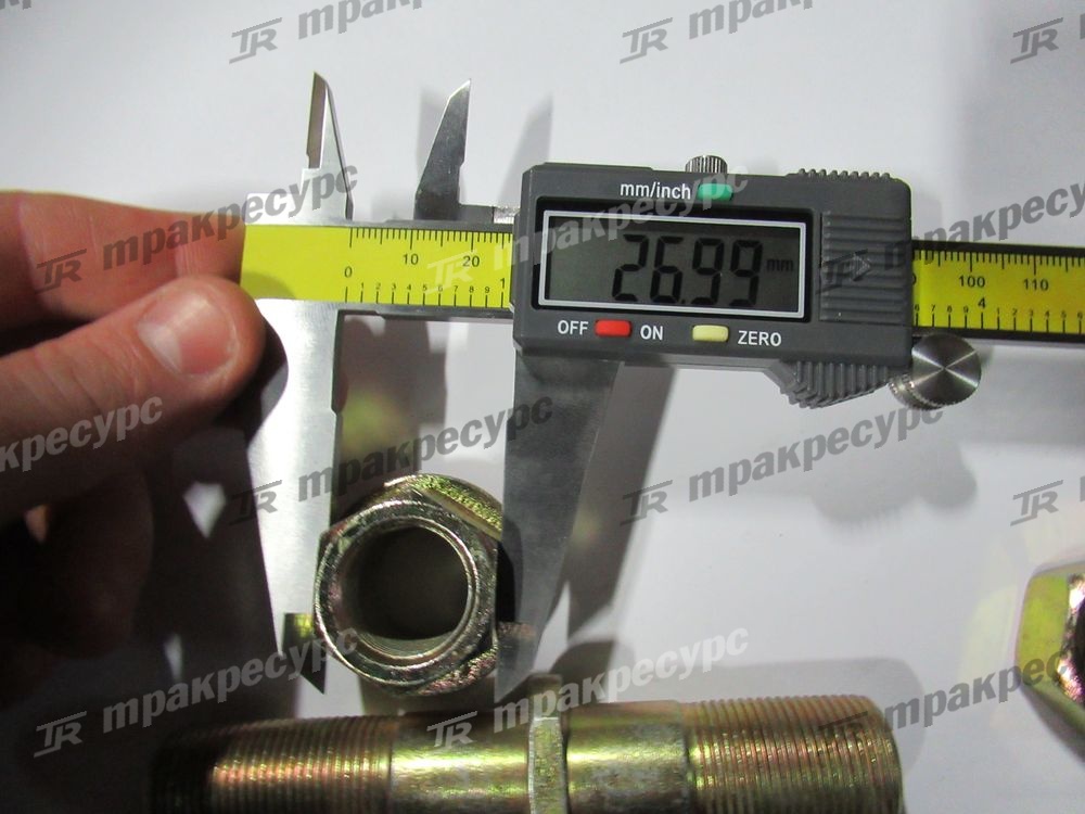 Шпилька колеса ведущего  колеса R450-110007-000 + N163-110015-000