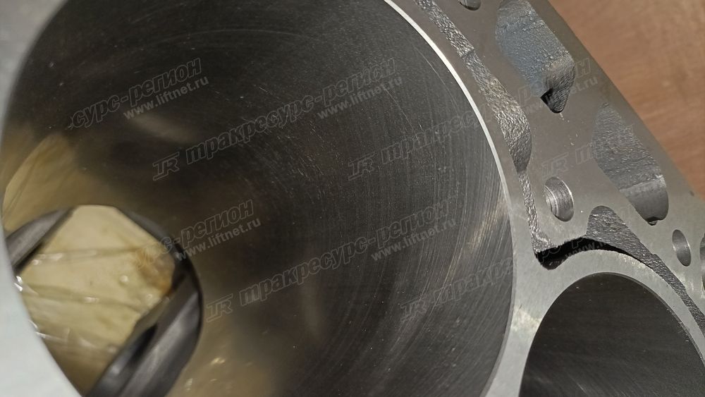 Блок цилиндров двигателя YM729903-01560