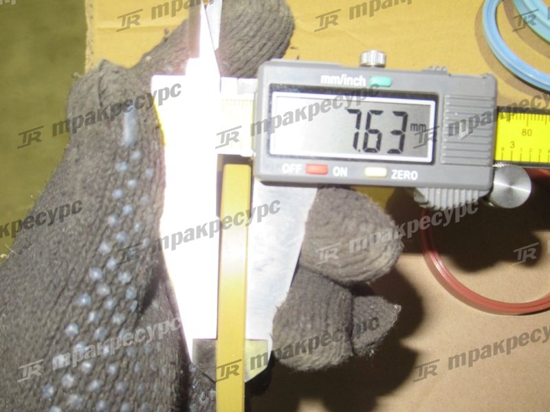 КБЧ цилиндра подъема стрелы 10C1083