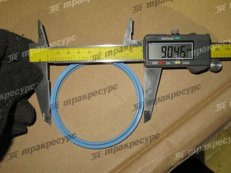 КБЧ цилиндра подъема стрелы 10C1083