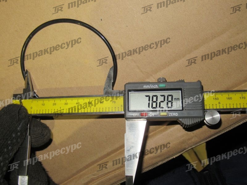 КБЧ цилиндра подъема стрелы 10C1083