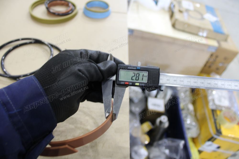 КБЧ цилиндра подъема стрелы 75B0377