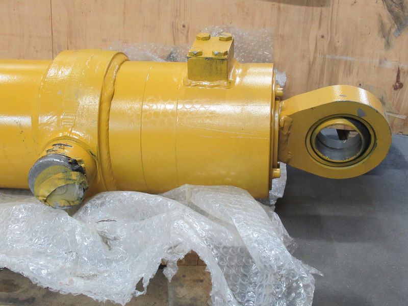 Цилиндр подъема стрелы 10C1083