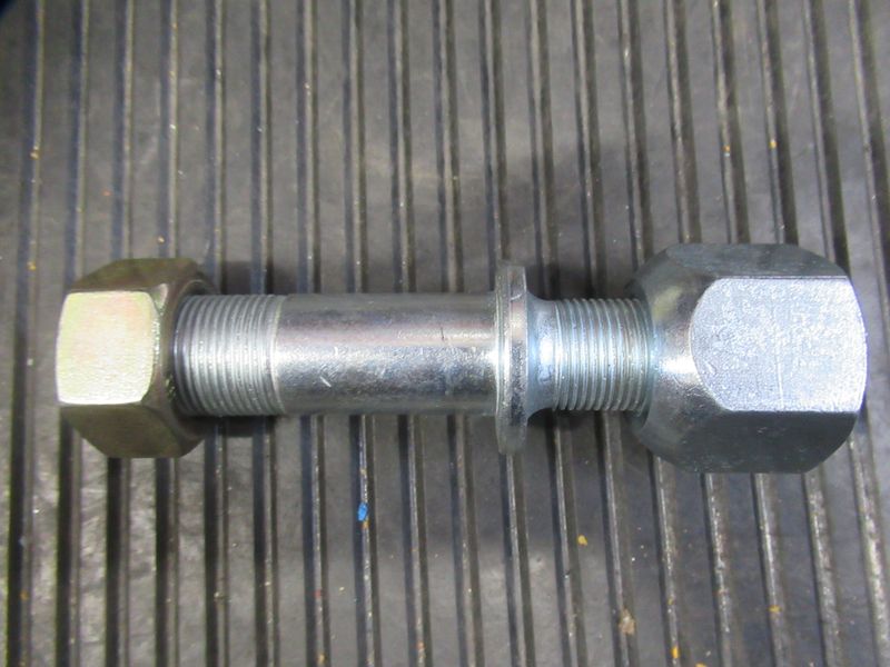 Болт+гайка колеса CDM853