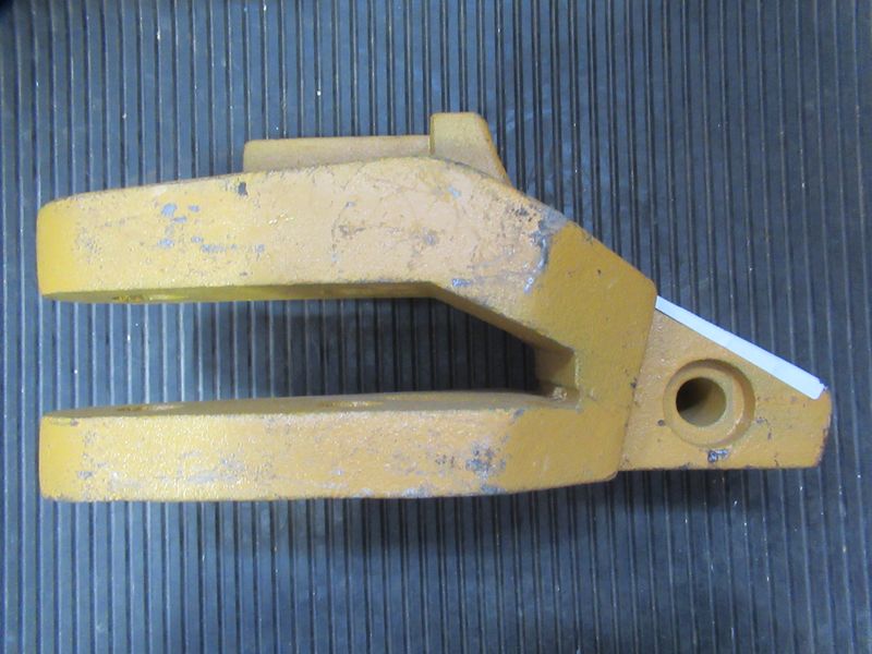 Зуб ковша левый CDM856