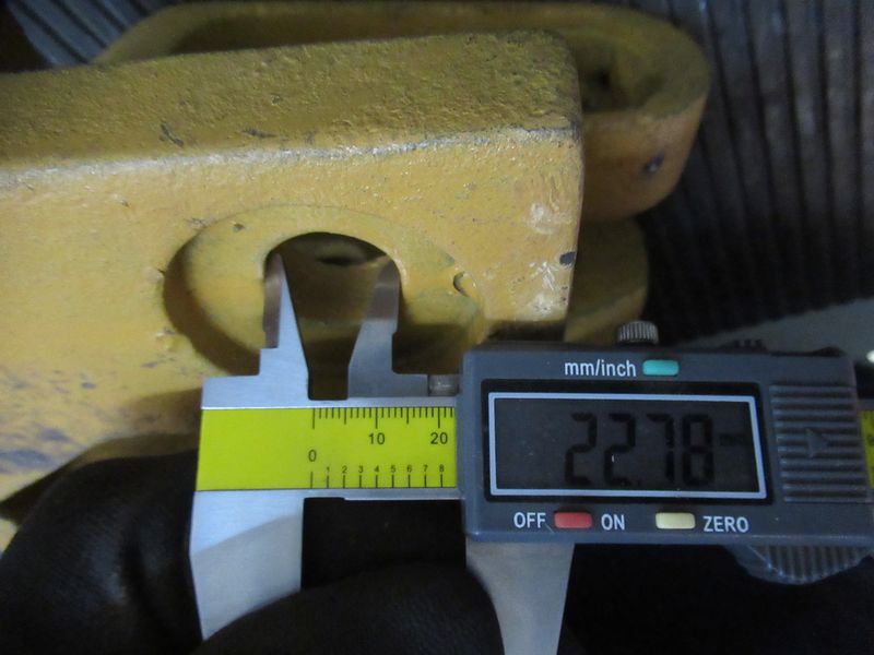 Зуб ковша левый CDM856