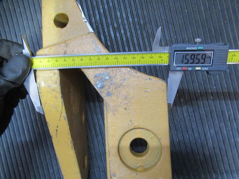 Зуб ковша левый CDM856