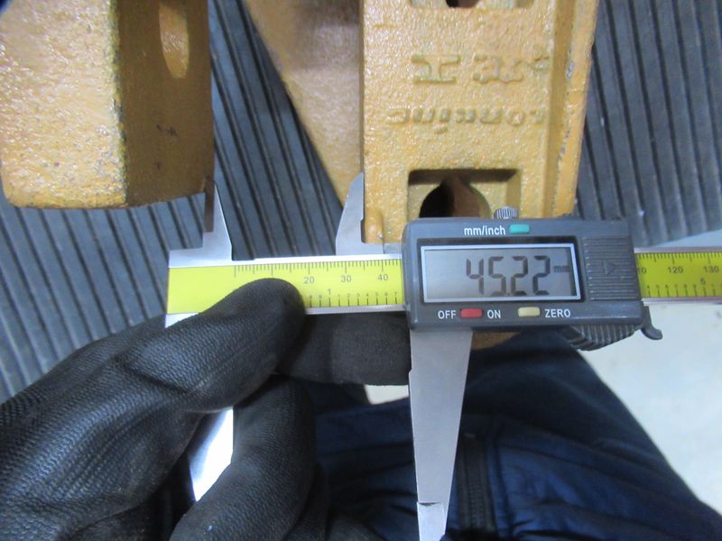 Зуб ковша левый CDM856