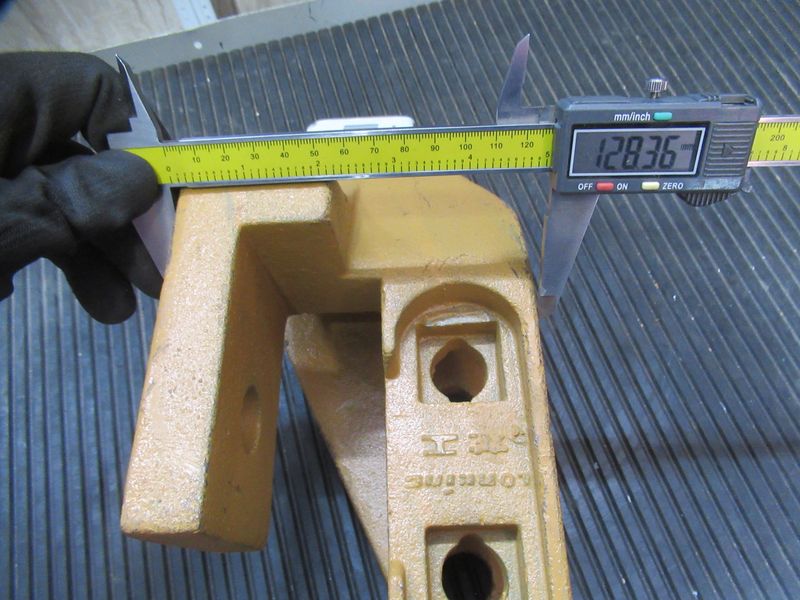Зуб ковша левый CDM856
