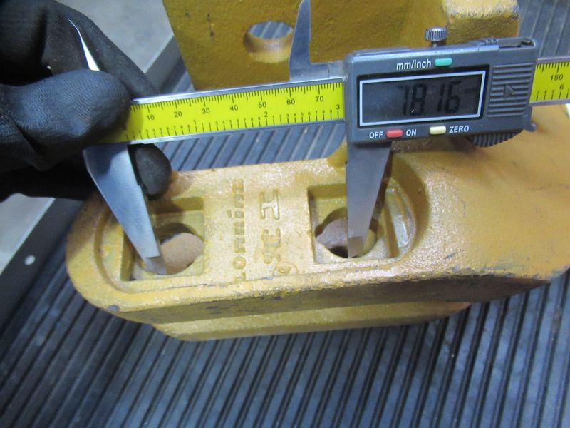 Зуб ковша левый CDM856