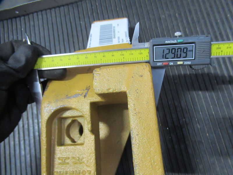 Зуб ковша правый CDM856