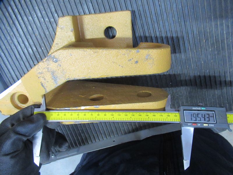 Зуб ковша правый CDM856