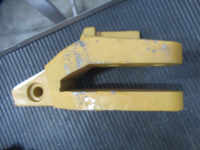 Зуб ковша правый CDM856