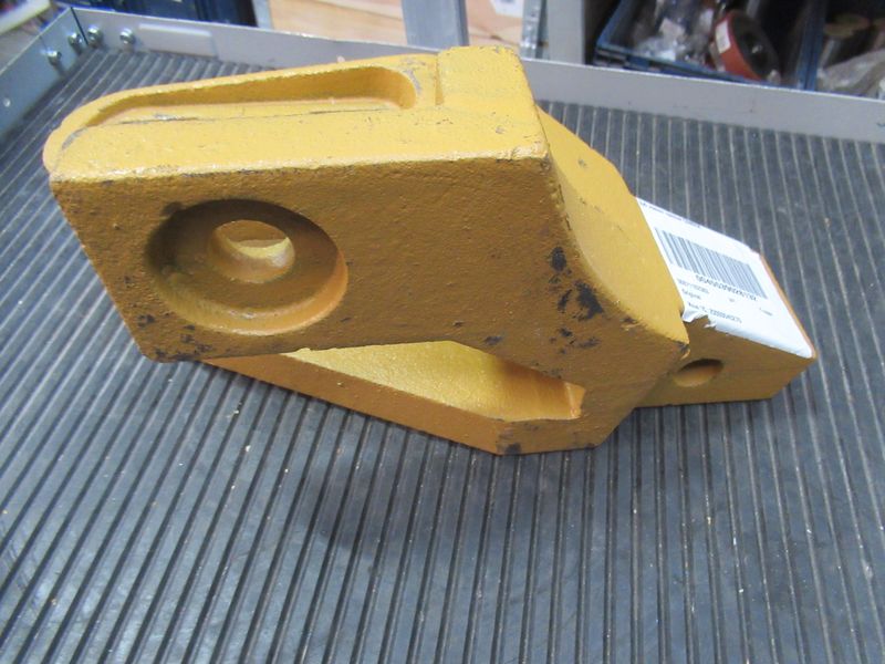 Зуб ковша правый CDM856