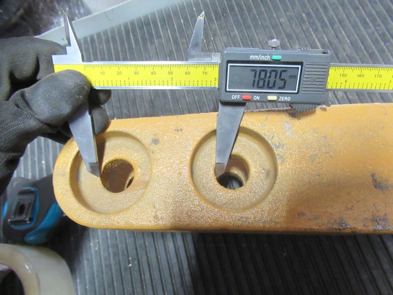 Зуб ковша центральный CDM853/CDM856