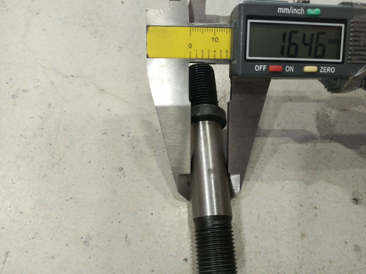 Шпилька ступицы колеса 42481-23420-71