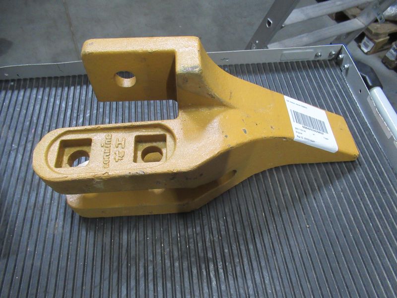 Зуб ковша левый CDM835