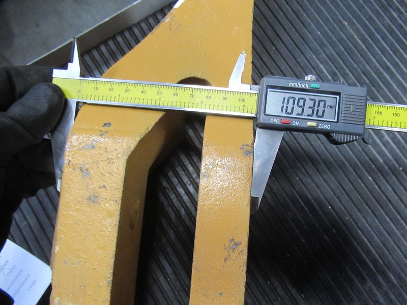 Зуб ковша левый CDM835